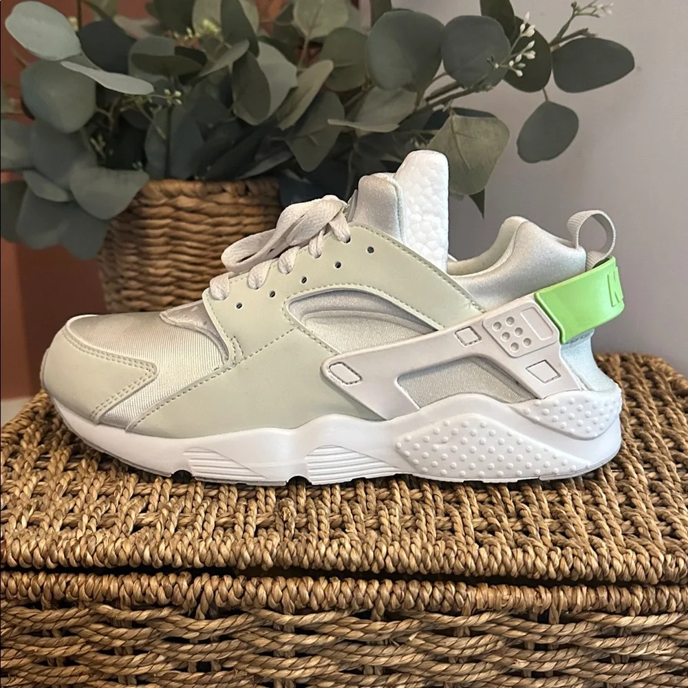 Nike Youth Hurache Run 2.0 GS Sea Glass Lime Blast 6.5Y caged heel Sneakers